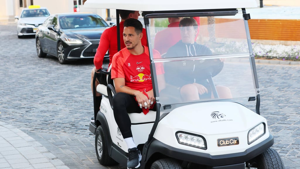 Janis Blaswich auf dem Weg zum Training in Abu Dhabi.