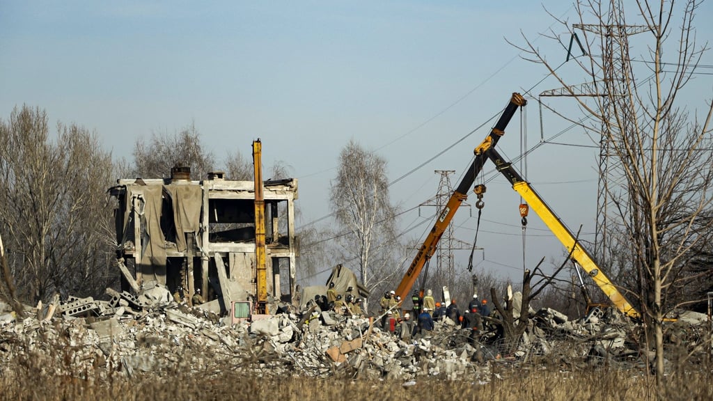 Nach einem ukrainischen Raketeneinschlag in der russisch besetzten Stadt Makijiwka räumen Arbeiter die Trümmer weg. Moskau spricht von 89 Toten.