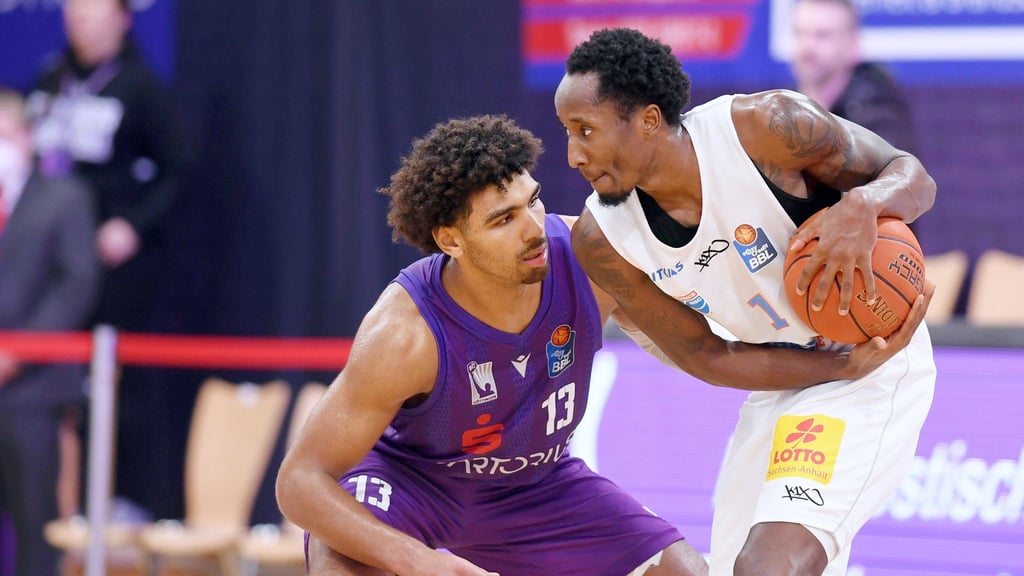 MBC-Profi Kris Clyburn (r.) im Duell mit Göttingens Mark Smith.