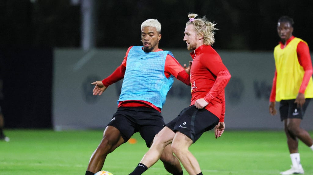Emil Forsberg (r.) beim Training in Abu Dhabi gegen Benjamin Henrichs.