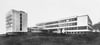 Das Dessauer Bauhaus als Postkartenmotiv: von Lucia Moholy fotografierte Nordost-Ansicht 