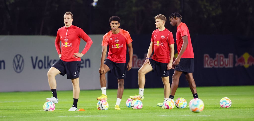 Lukas Klostermann (l.) mit Teamkollegen in Abu Dhabi.