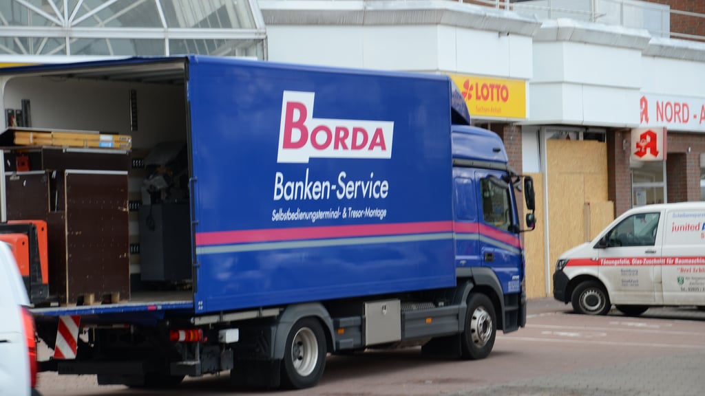 Nach der Sprengung des Geldautomaten am Edeka-Markt in Staßfurt-Nord und erfolgter Spurensicherung durch die Polizei ist ein Spezial-Dienstleister vor Ort.