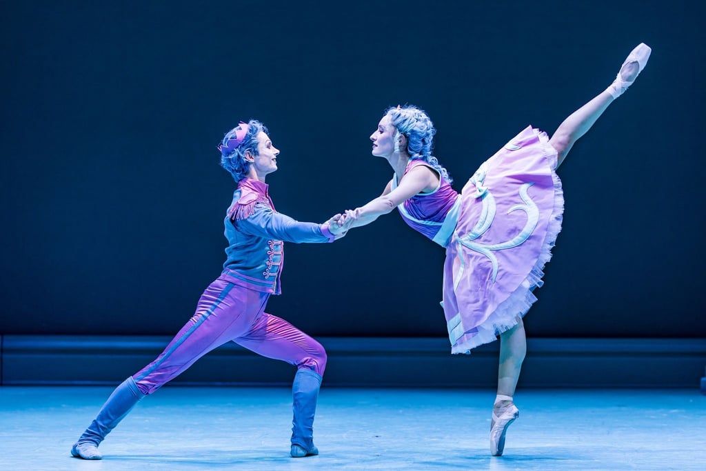 Stefan Kulhavec als Nussknacker-Prinz und Alessandra Armorina als Clara tanzen bei einer Probe für das Ballettstück „Der Nussknacker“ in Cottbus.