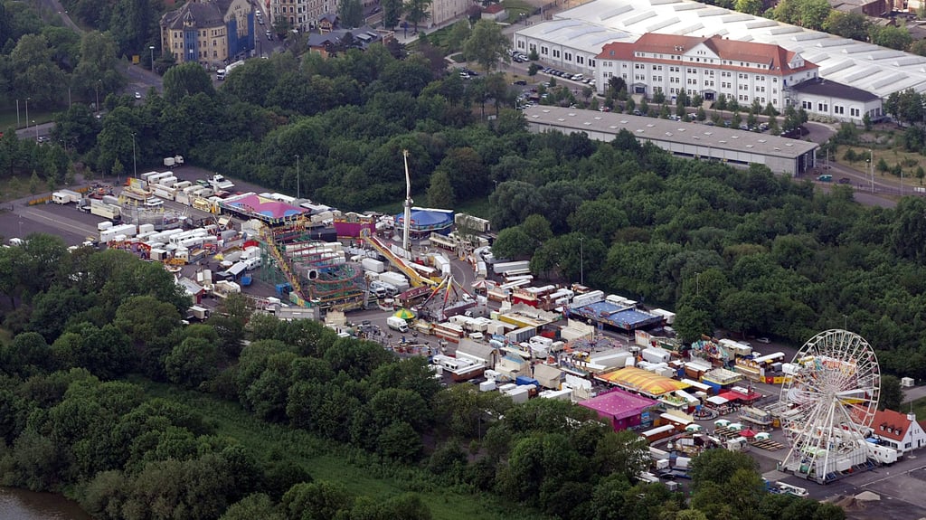 2011 reichte die Kleinmesse noch bis an die heutige Geschäfsstelle heran. Hier sollen eigentlich Autos parken können.