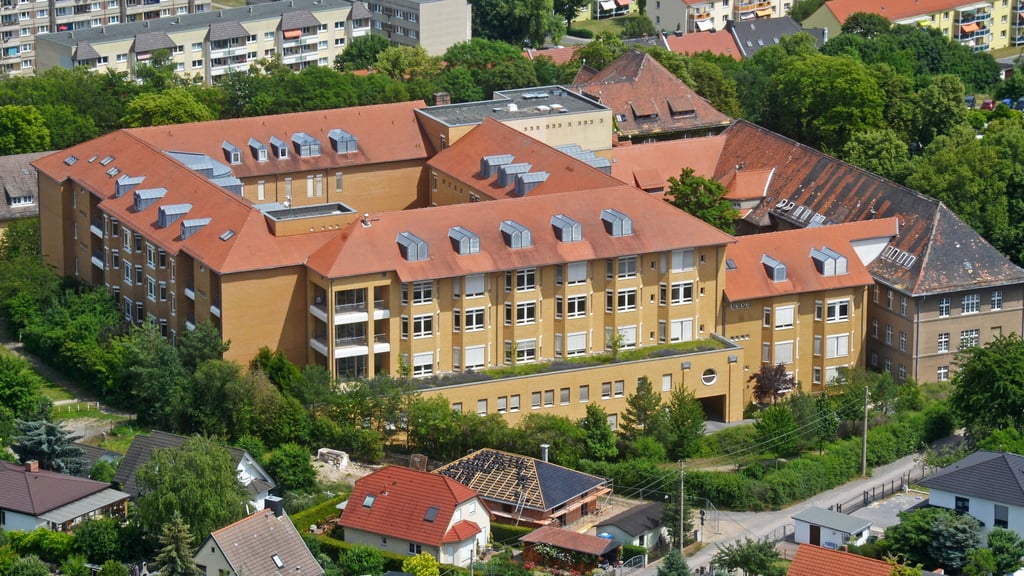 Elf Jahre nach dem Verkauf der Kliniken an Ameos, hier das Ascherslebener Klinikum, steht fest, wie viel Geld der Salzlandkreis dafür bekommt.