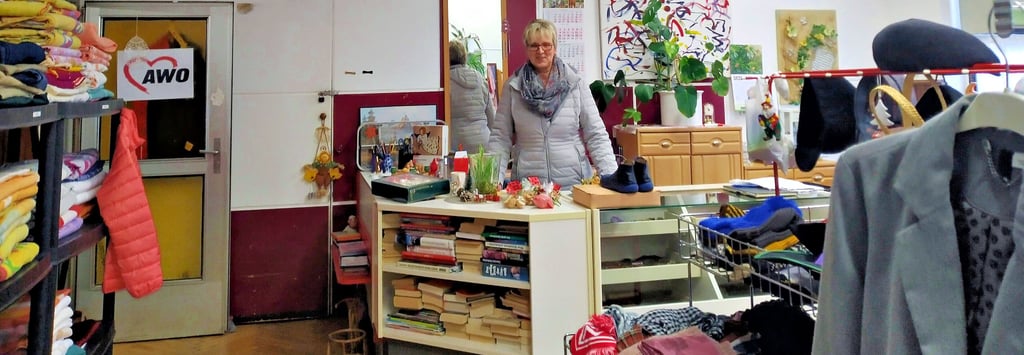 Bettina Kinsky und ihre Mitstreiterinnen der Blankenburger Kleiderkammer bieten im ehemaligen Klubhaus der Harzer Werke vor allem Sachen für Bedüfrtige an.