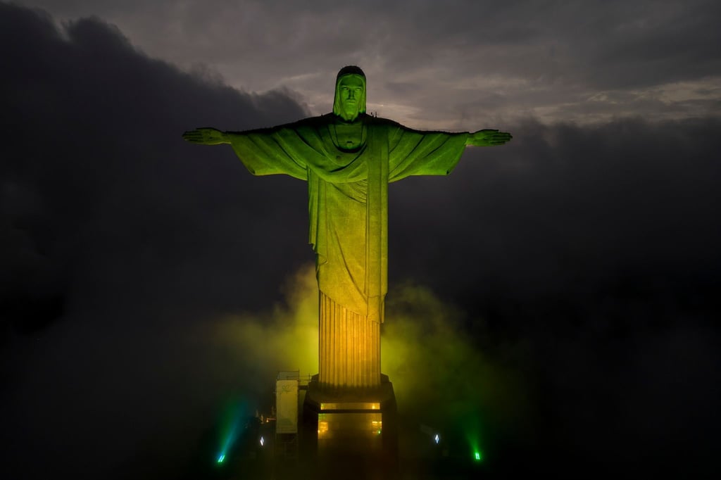 Die Christus-Erlöser-Statue ist in den Farben der brasilianischen Nationalflagge beleuchtet, um die verstorbene Fußballlegende Pelé zu ehren.