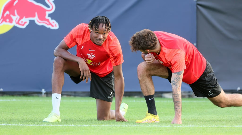Ist wieder trainingsbereit: Mohamed Simakan (l.), im Gespräch mit RB-Kollege Dominik Szoboszlai