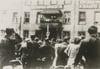 Eine Delegation der Aufständischen spricht vom Balkon des Volkspolizeikreisamtes in Magdeburg an der Halberstädter Straße (heutiges Innenministerium) zu den Demonstranten am 17. Juni 1953.