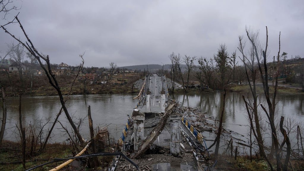Trümmer einer zerstörten Brücke liegen in dem Fluss Siwerskyj-Donez.