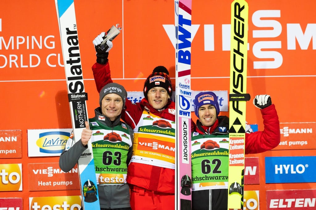 Der Slowene Anze Lanisek (Zweiter), der Pole Dawid Kubacki (Erster) und der Österreicher Stefan Kraft (Dritter) jubeln auf dem Podest.