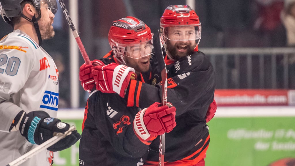 Roman Pfennings (l.) und Thomas Merl jubeln beim Heinsieg gegen Essen.