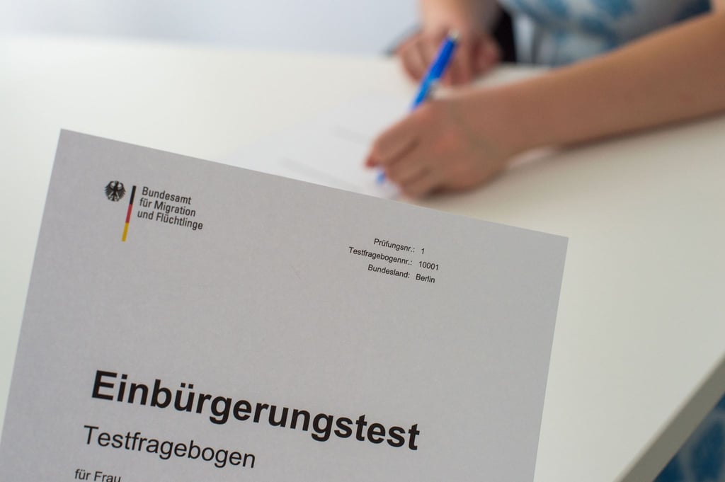 Der Einbürgerungstest gilt als bestanden wenn 17 aus 33 Fragen richtig beantwortet wurden.