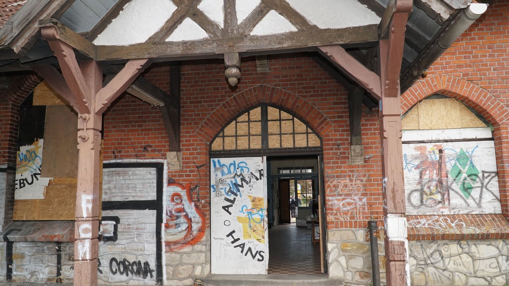 Der Bahnhof von Seehausen war Schauplatz eines Angriffs. Ein in das Kostüm des Ku-Klux-Klan gehüllter Mann beschoss drei Personen mit einer Paintballwaffe.