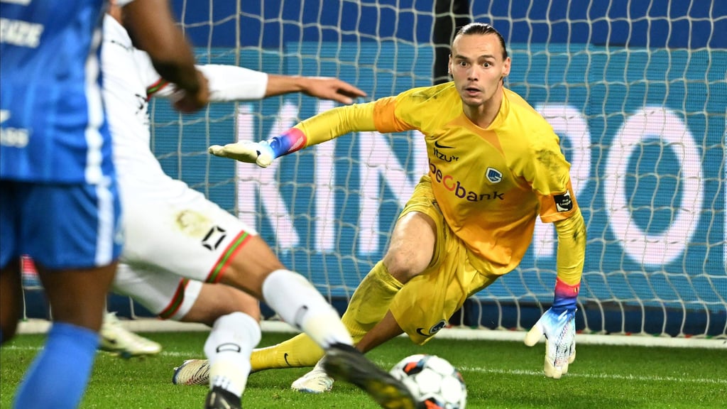 Hypnotisiert den Ball: Maarten Vandevoordt.