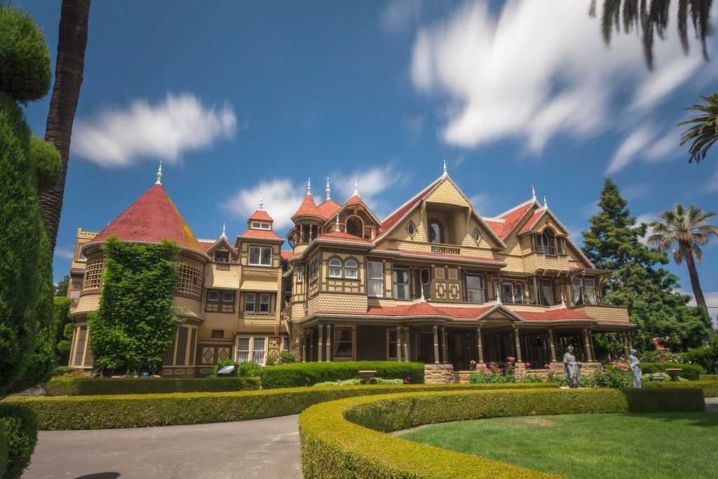 Das Winchester Mystery House gibt sich äußerlich eindrucksvoll, aber innen warten diverse bauliche Kuriositäten.