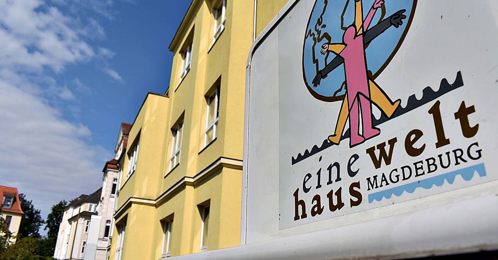 Die Auslandsgesellschaft Sachsen-Anhalt betreibt in der Schellingstraße 3-4 in der südlichen Altstadt das Einewelthaus. Auch hier ist die geplante Intel-Ansiedlung ein Thema.