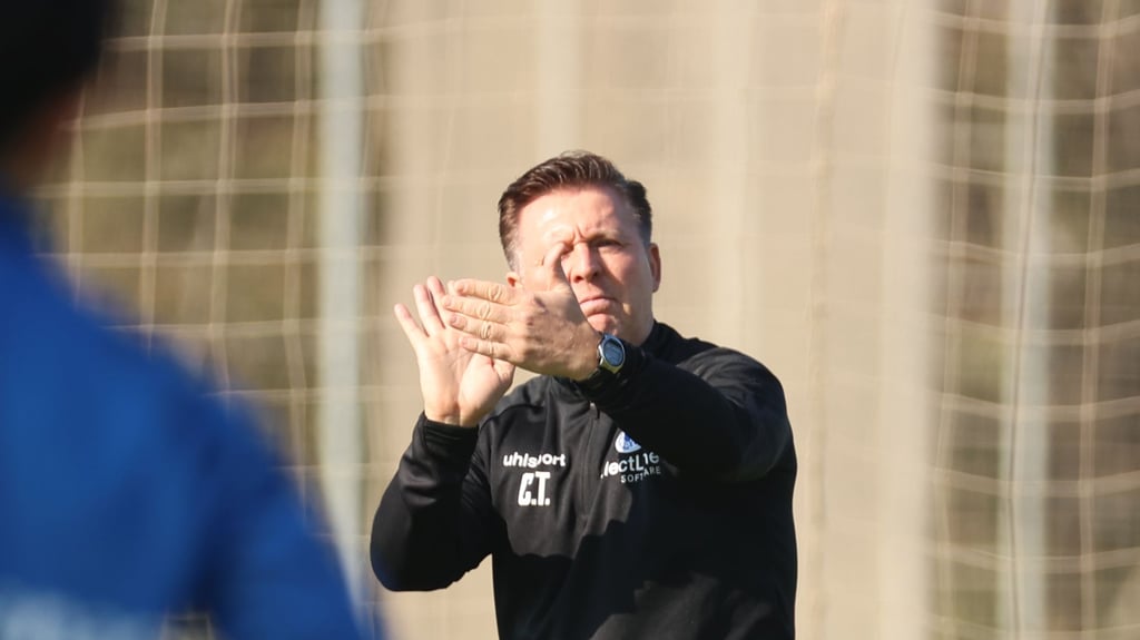 FCM-Cheftrainer Christian Titz gibt Anweisungen. Es ist einiges passiert am fünften Tag im Trainingslager in Side.