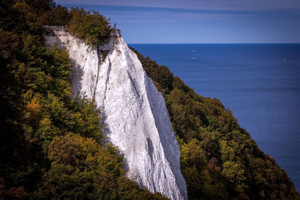 Der Aussichtspunkt direkt auf dem Felsen war Ende September abgesperrt worden. Gäste sollen künftig über den sogenannten Königsweg laufen können, der an einem Mast befestigt über dem Kreidefelsen an Rügens Küste schwebt.