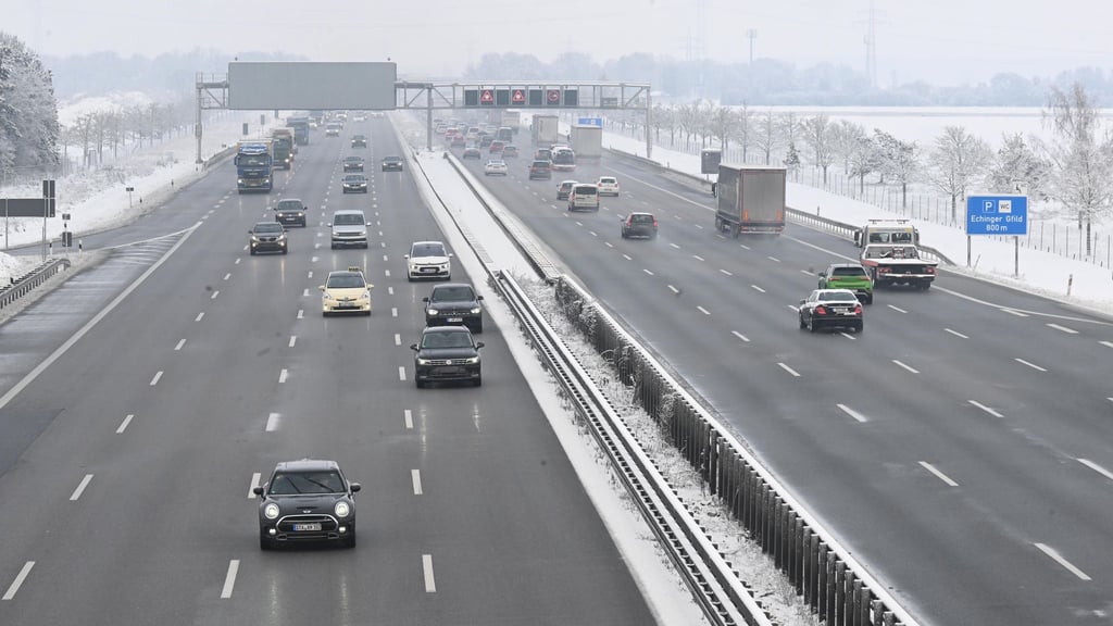Autos fahren auf der A9. Ein Sattelschlepper hat auf der Autobahn Teppiche verloren. Sie blieben nicht lange auf der Straße liegen. (Symbolbild)