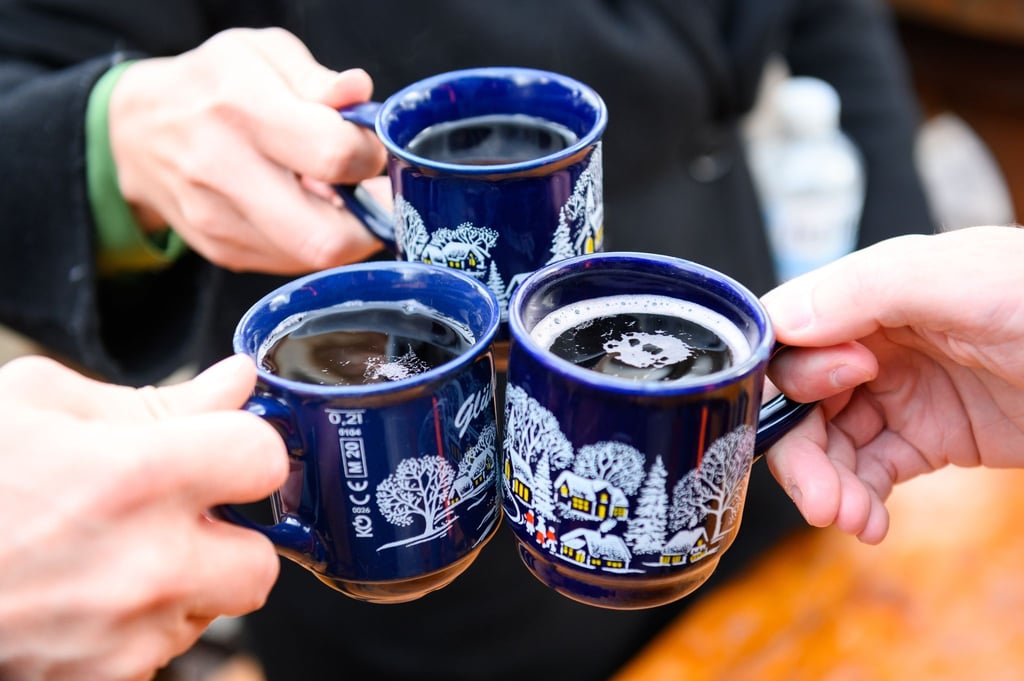 Lieber gemütlich als gefährlich: Wer in der Adventszeit Alkohol wie Glühwein trinkt, lässt das Auto besser stehen.