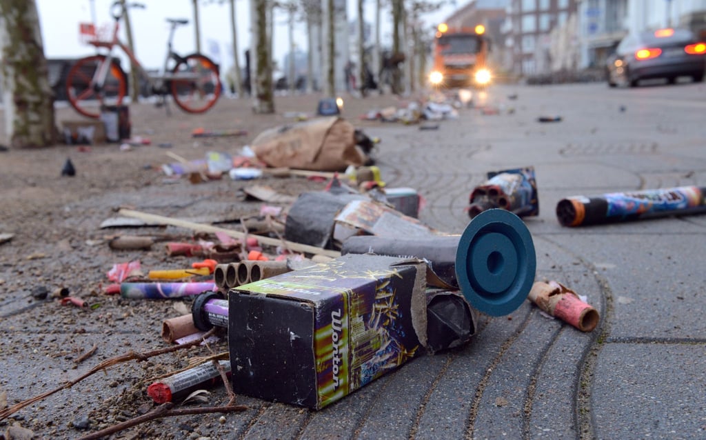 Und jetzt? Die Reste vom Silvester-Feuerwerk liegen mancherorts wochenlang auf den Straßen herum.