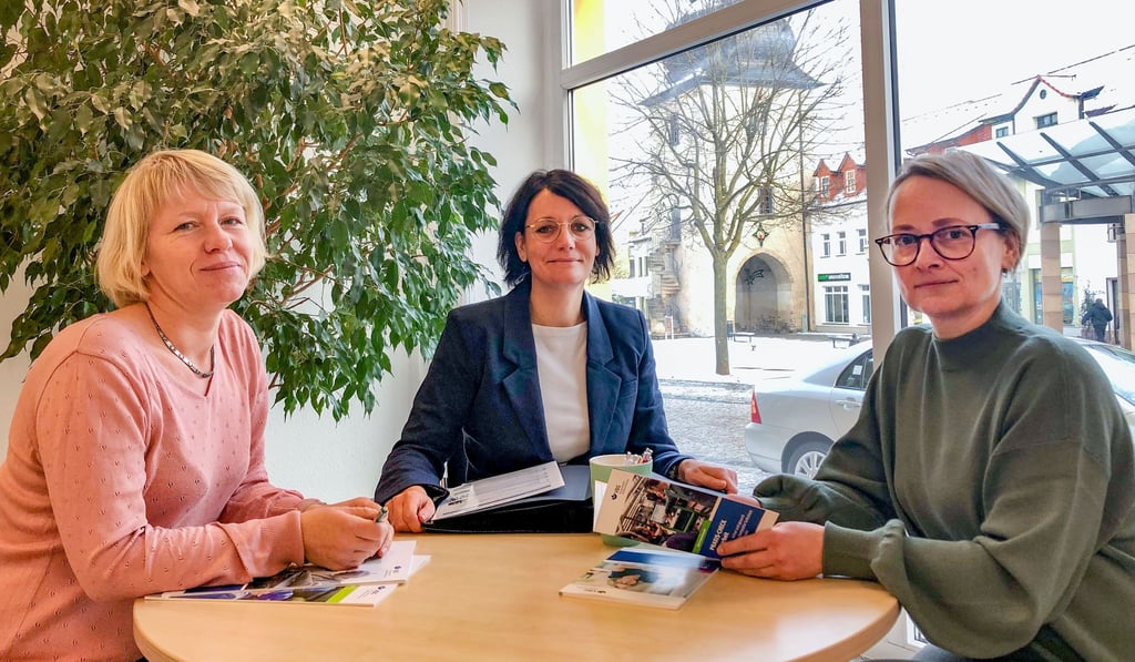 Susanne Maria Busch (Mitte) hat sich zum 1. Januar 2023 mit dem Personaldienstleisterbüro SMB in Hettstedt selbstständig gemacht. Nicole Feider (re.) und Kati Wiele (li.) gehören mit zum Team.