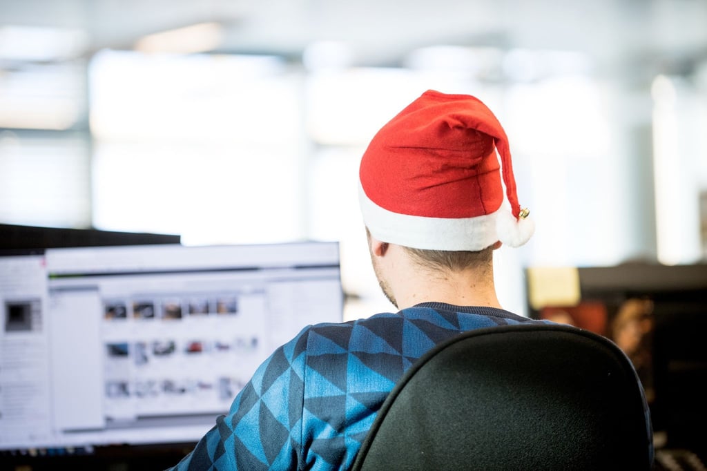 Wer keinen Urlaub genommen hat, muss an Heiligabend und Silvester in der Regel arbeiten - sofern im Unternehmen nichts anderes geregelt ist.