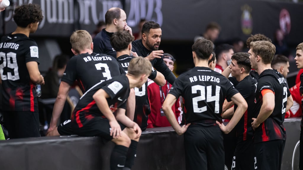 Ex-RB-Profi als Nachwuchstrainer: Sebastian Heidinger mit den U19-Spielern beim Mercedes-Benz-Junior-Cup.