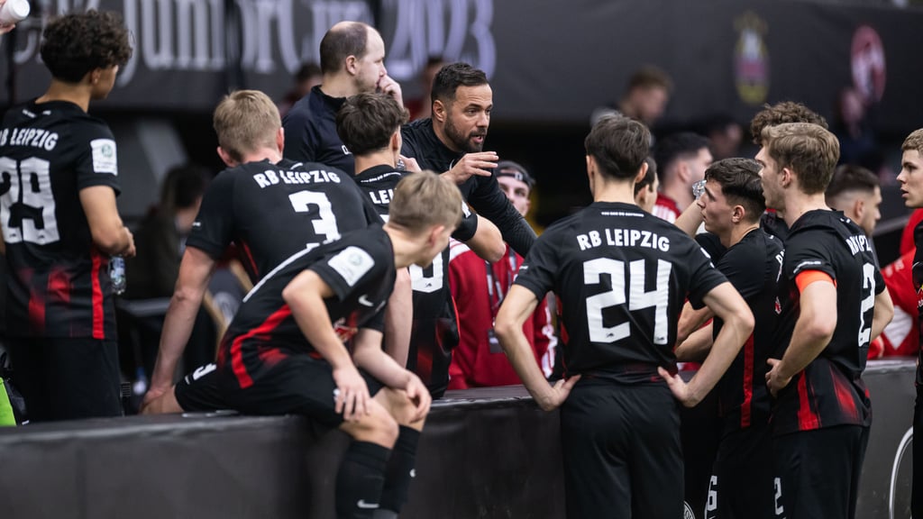 Ex-RB-Profi als Nachwuchstrainer: Sebastian Heidinger mit den U19-Spielern beim Mercedes-Benz-Junior-Cup.