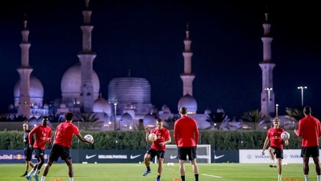Die RB-Spieler beim abendlichen Training, im Hintergrund die Scheich-Sayed-Moschee