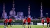 Die RB-Spieler beim abendlichen Training, im Hintergrund die Scheich-Sayed-Moschee