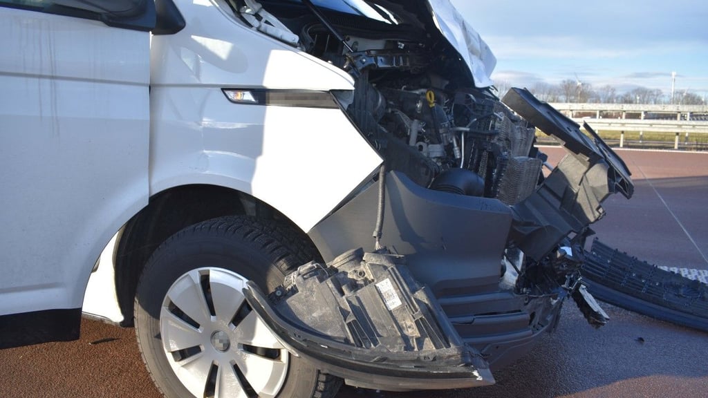 Einen heftigen Auffahrunfall hat es am Montag auf der A9 bei Dessau gegeben.