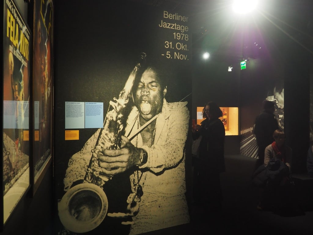 Blick in die Ausstellung „Fela Anikulapo-Kuti. Rebellion Afrobeat“ in Paris.