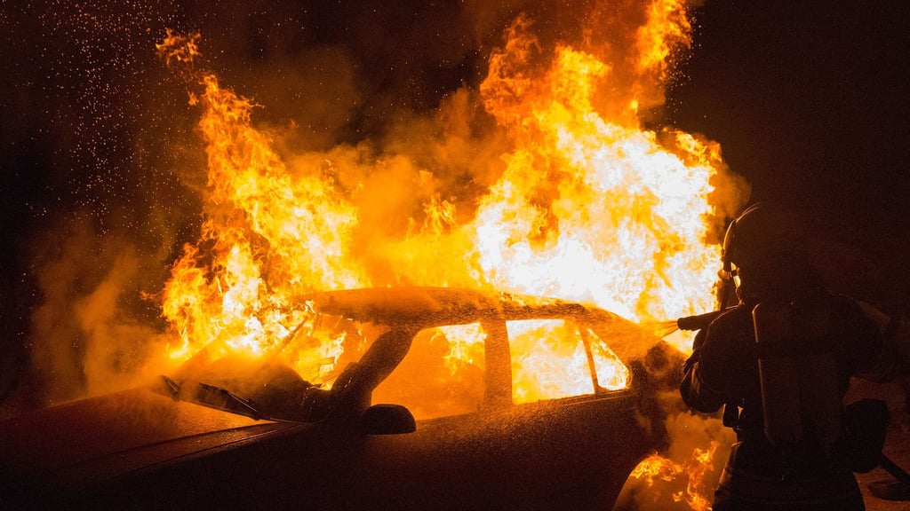 Ein Auto ist auf der A2 Magdeburg Richtung Braunschweig zwischen Raststätte Börde Nord und Bornstedt in Flammen aufgegangen. Es kommt zu einer Teilsperrung der Autobahn und Verkehrsbehinderungen. Symbolbild: