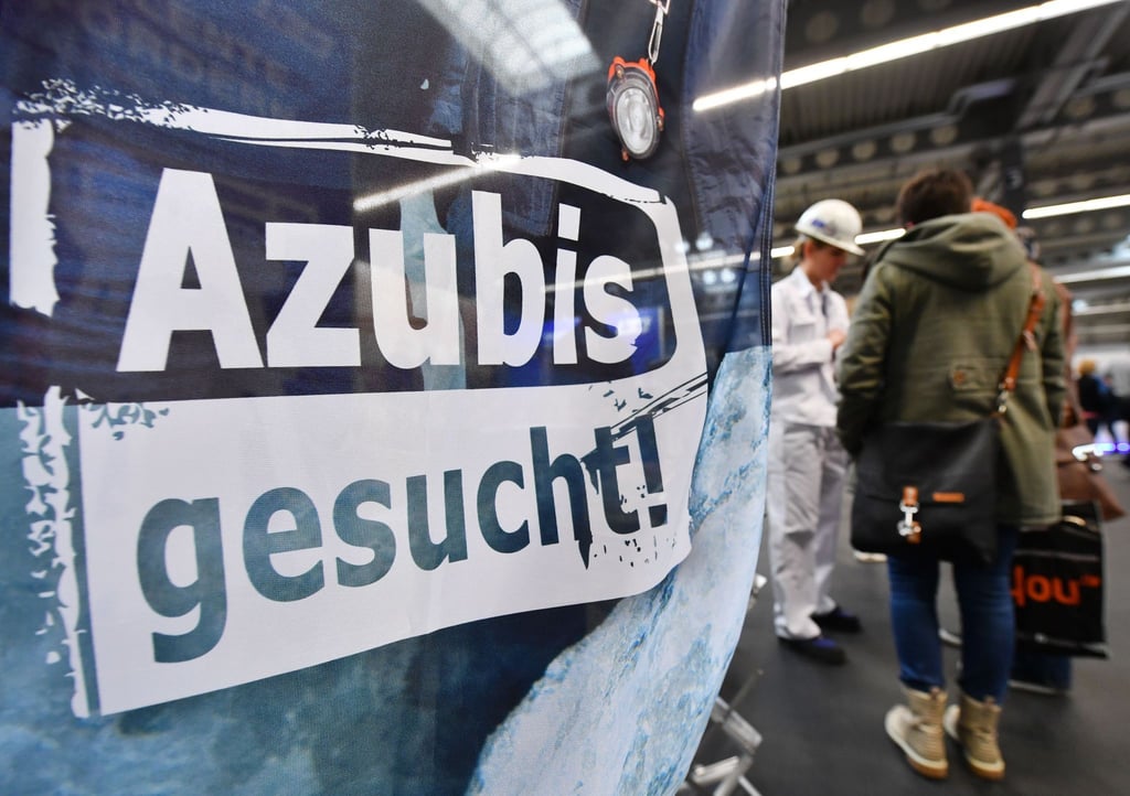 Die Regierung will mehr junge Menschen für eine Ausbildung gewinnen.