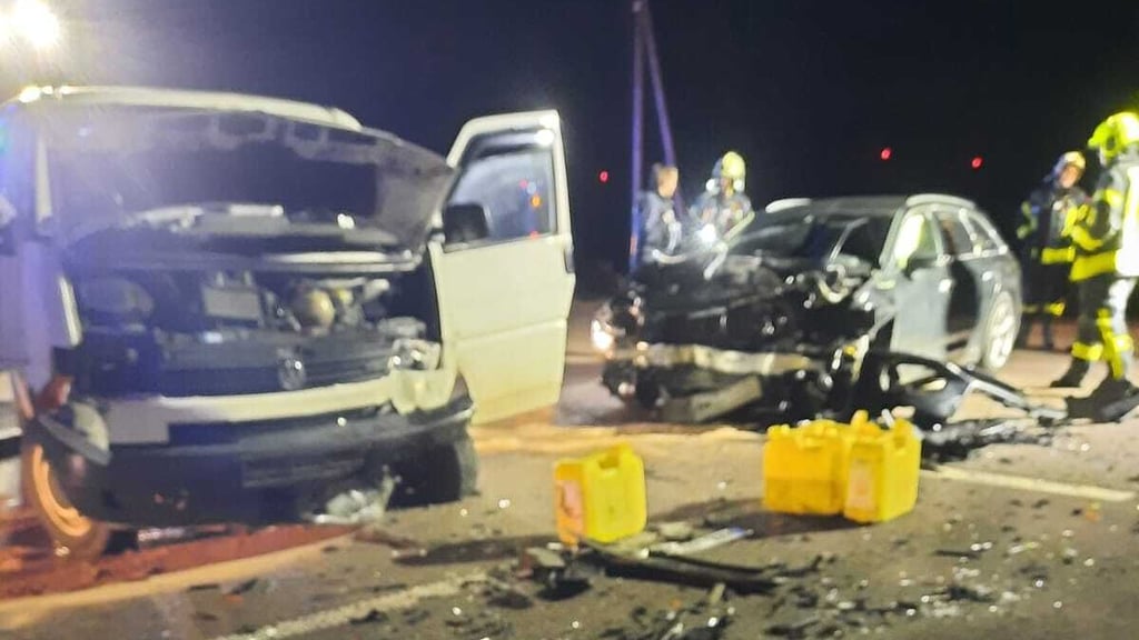 Ein schwerer Verkehrsunfall hat sich in der Nacht zum Dienstag an der Auffahrt zur A14 zwischen Alsleben und Bründel ereignet.