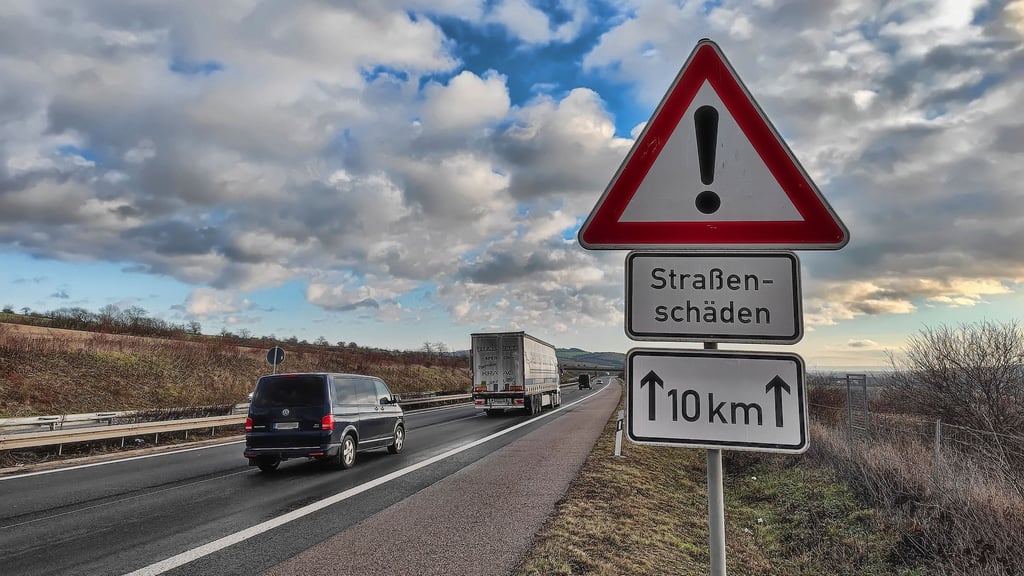 Mit diesen Schildern warnt die GmbH vor den Schäden im Fahrbahnbelag der A38, die teils plötzlich auftreten.