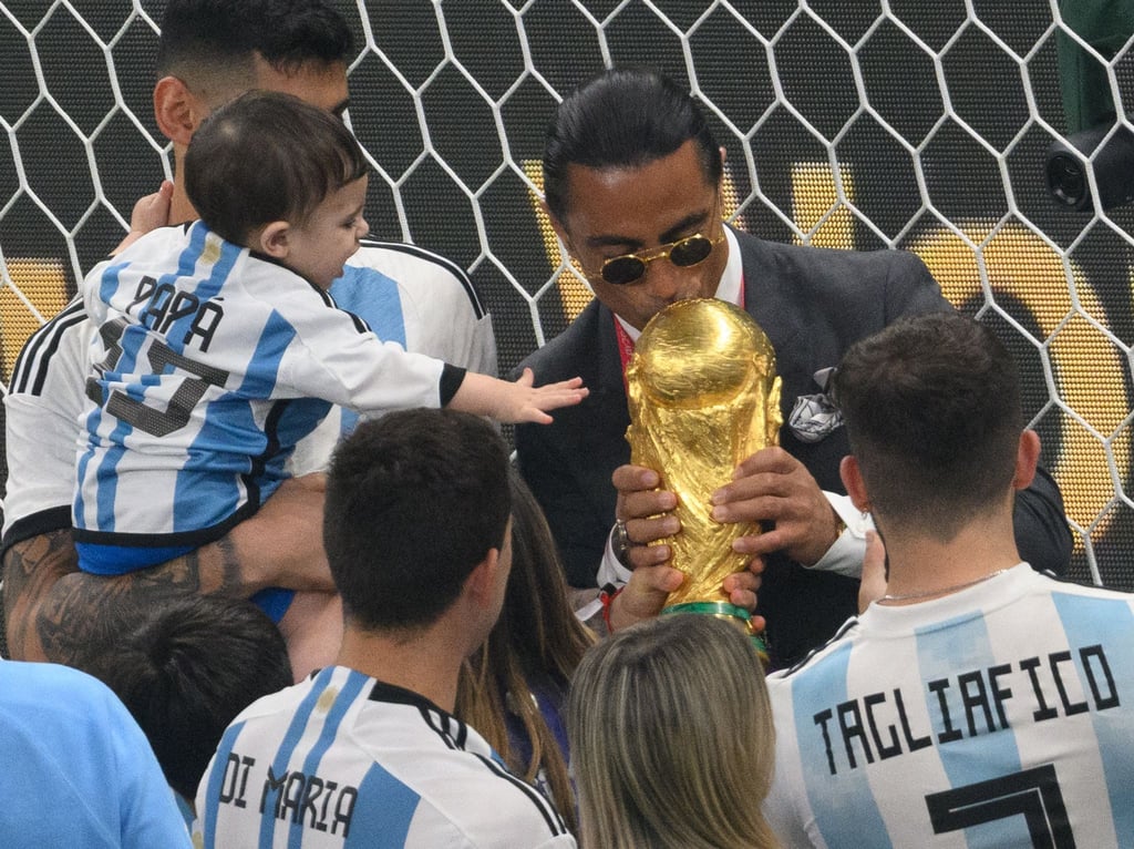 Nusret Gökçe, alias Salt Bae, küsst den WM-Pokal - dabei hätte er nicht auf dem Feld sein dürfen.