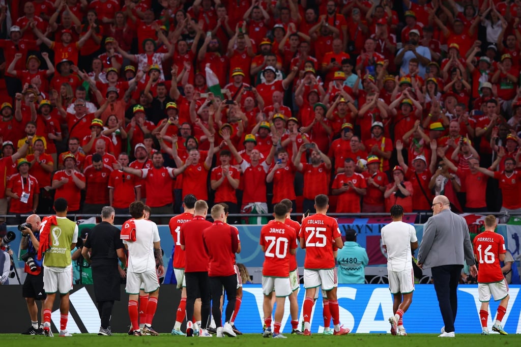 Die Spieler von Wales verabschieden sich nach dem Spiel gegen England von den Fans.