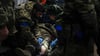 Ukrainische Soldaten leisten einem verwundeten Soldaten in einem Unterschlupf in Soldedar Erste Hilfe.