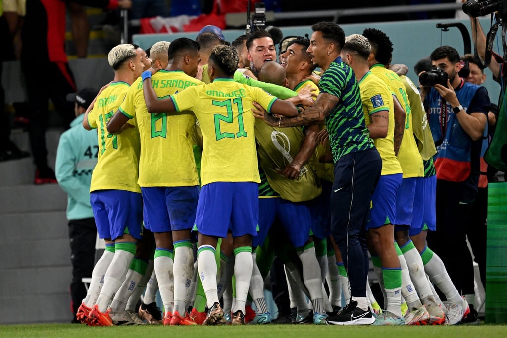 Brasiliens Spieler feiern den den Siegtreffer durch Casemiro.