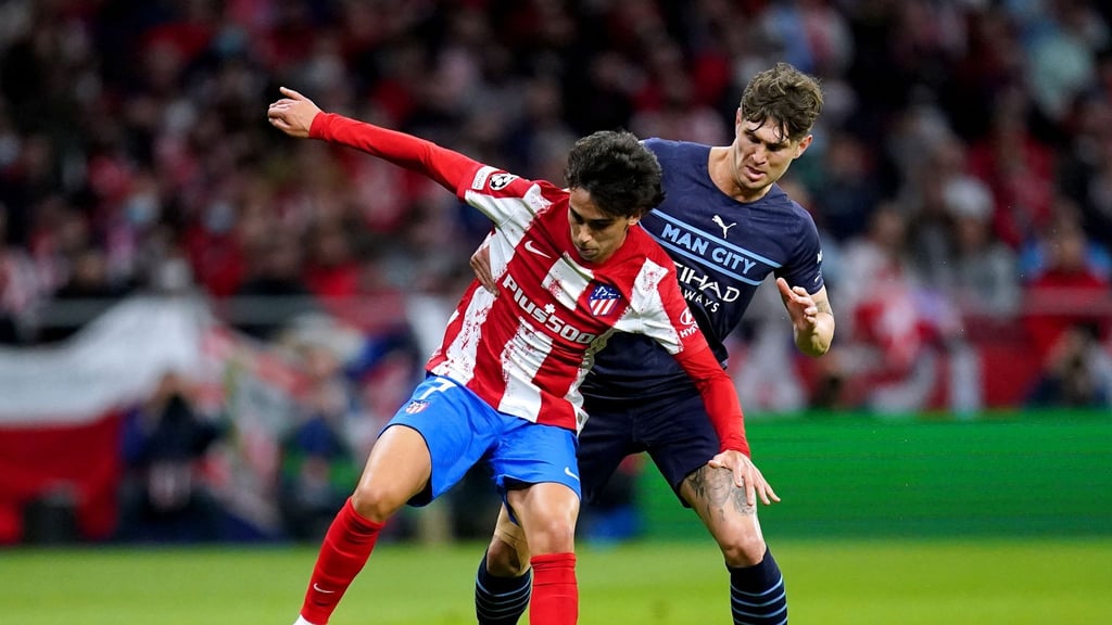 Atleticos Joao Felix (l) kämpft mit Manchesters John Stones um den Ball
