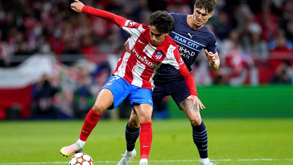 Atleticos Joao Felix (l) kämpft mit Manchesters John Stones um den Ball