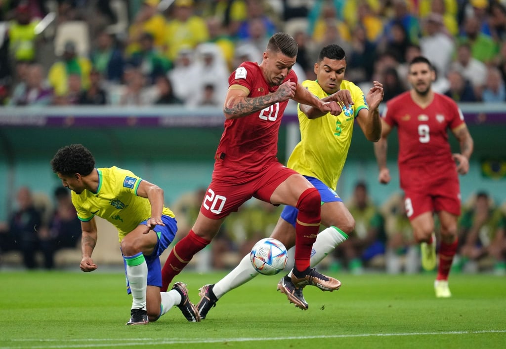 Serbiens Sergej Milinkovic-Savic (M) setzt sich im Zweikampf gegen Brasiliens Marquinhos (l) durch.