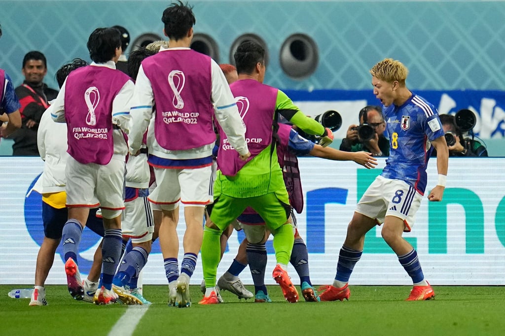 Japans Ritsu Doan (r) trifft zum Ausgleich für Japan.