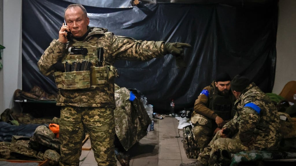 Generaloberst Oleksandr Syrskyi, Befehlshaber der Armee der Ukraine, gibt Anweisungen in einem Unterstand in Soledar in der Donesk-Region. Dort finden gerade heftige Kämpfe mit den russsischen Truppen statt.