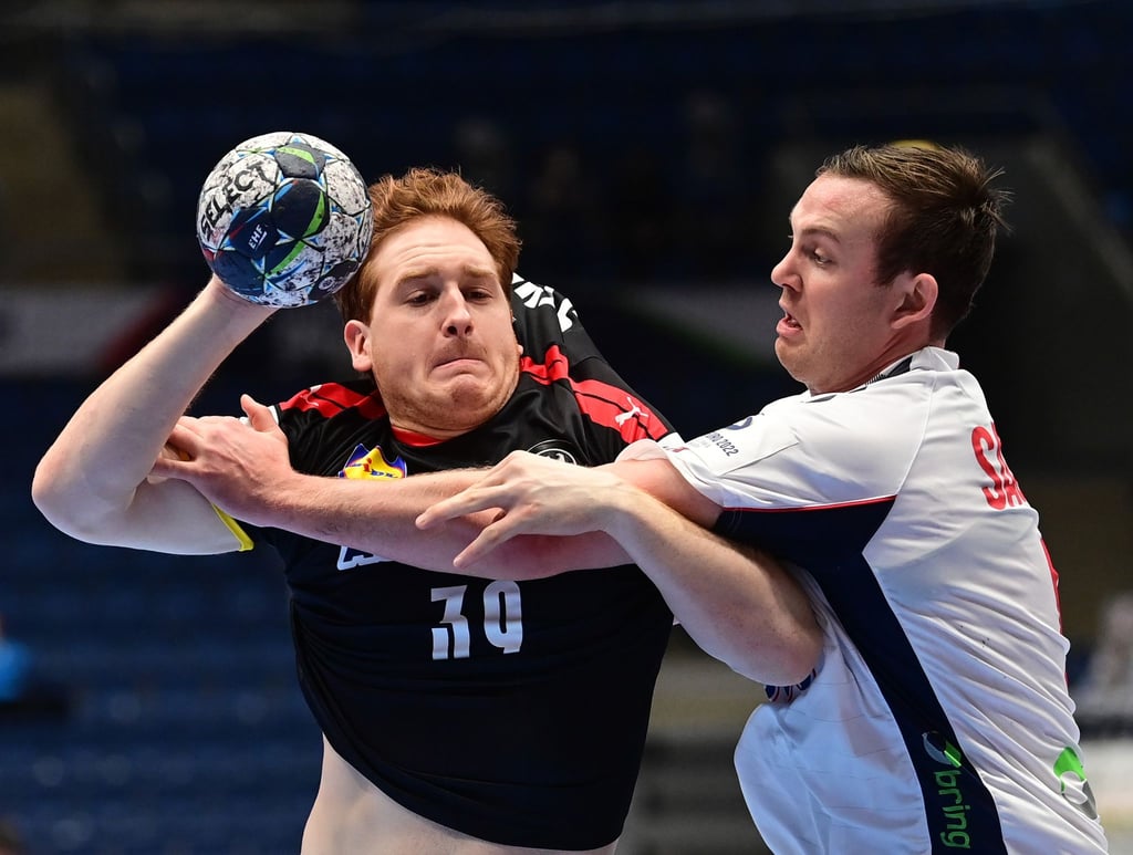 Deutschlands Lukas Stutzke (l) im Zweikampf mit Norwegens Sander Sagosen.