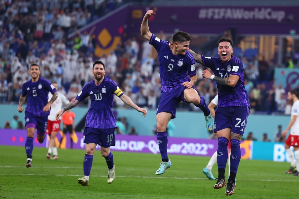 Julian Alvarez (M) machte mit dem 2:0 den Sieg Argentiniens über Polen perfekt.